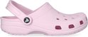 Roze Crocs clog met bandje aan de achterkant en ventilatiegaten.