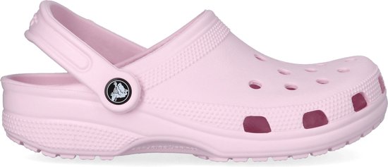 Roze Crocs clog met bandje aan de achterkant en ventilatiegaten.