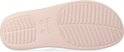 Zool van roze Crocs slipper met groeven en logo.