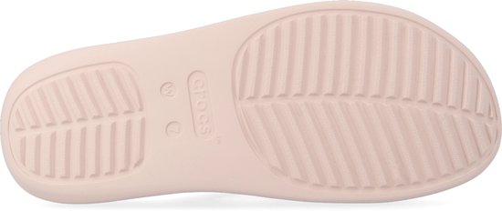 Zool van roze Crocs slipper met groeven en logo.