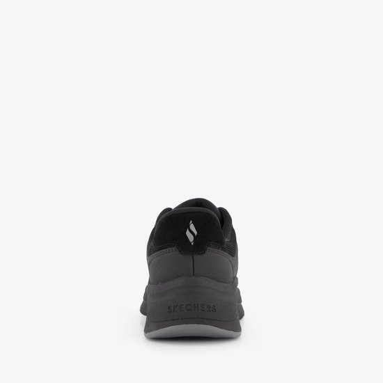 Achterkant van een zwarte Skechers instapper met een suède logo.