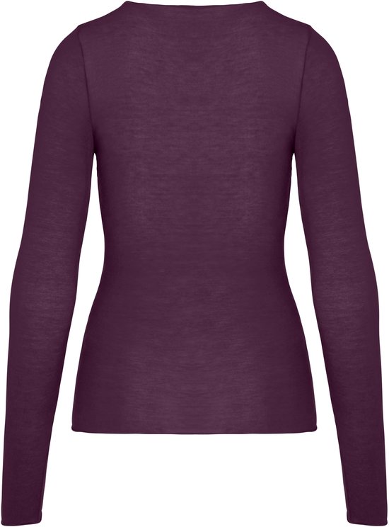 Achterkant van een paars shirt met lange mouwen op een witte achtergrond.