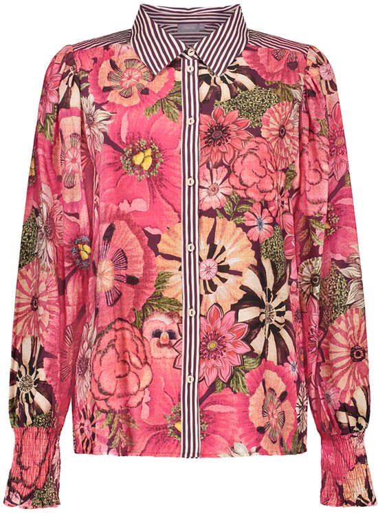 Roze blouse met veelkleurige bloemenprint en horizontale strepen op de kraag en manchetten.