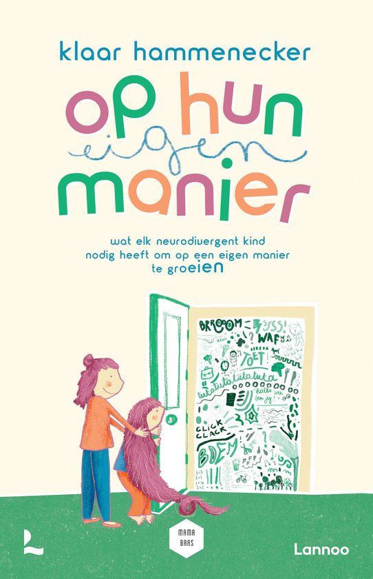 Couverture de livre avec le titre 'Op hun eigen manier' de Klaar Hammenecker. Deux filles se tiennent devant une porte ouverte pleine de dessins et de texte.