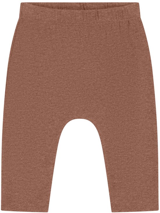 Bruine, geribde broek voor pasgeborenen met elastische tailleband.