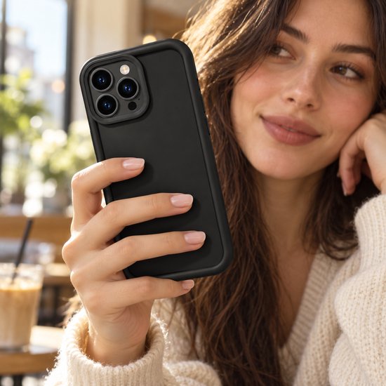 Vrouw draagt een matzwart iPhone-hoesje met verhoogde camerabescherming.