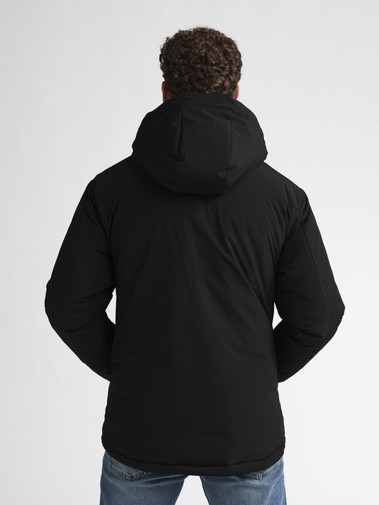 Achteraanzicht van een zwarte parka met capuchon op een model.