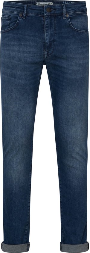 Donkerblauwe slim fit jeans, met de voorkant naar de kijker.