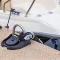Zwart ABUS anker bevestigd aan een betonnen muur, verbonden met een ketting aan een boot.