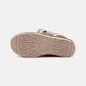 Onderkant van de bruine UGG Lowmel sneaker met een lichtbruine rubberen zool met het UGG-logo in reliëf.