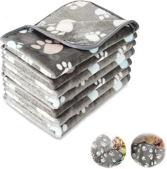 Stapel grijze fleece dekens met een print van witte, lichtblauwe en roze pootafdrukken.