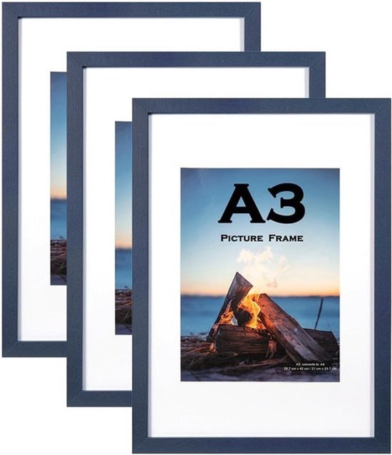 Set van drie marineblauwe houten fotolijsten in A3-formaat met witte passe-partouts.