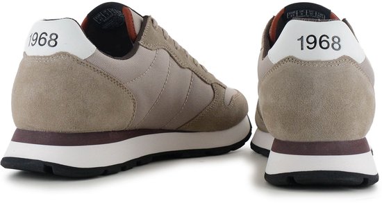 Aanzicht van de achterkant van twee beige sneakers met witte hiellip en '1968' opdruk.