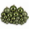 Groep donkergroene kerstballen in verschillende maten met glanzende, matte en gestructureerde afwerkingen.