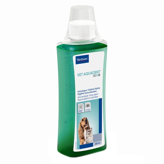 Groene 250ml Vet Aquadent fles voor mondhygiëne bij honden en katten met een doseerdop.