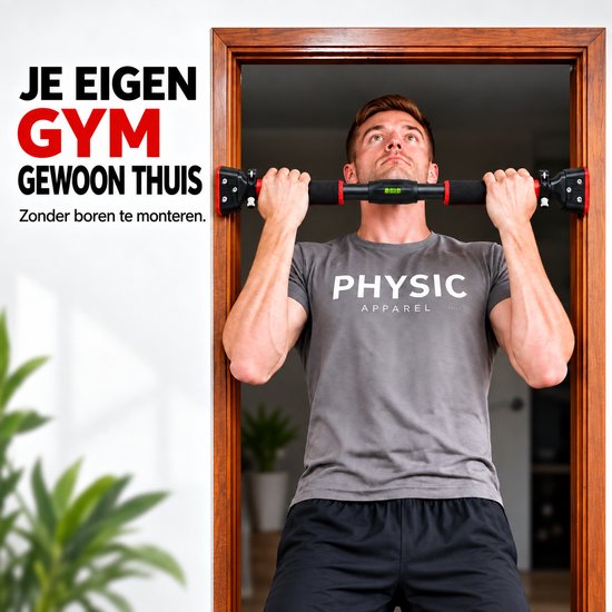 Man met grijze "PHYSIC APPAREL" t-shirt doet een pull-up in een deuropening met de zwarte en rode optrekstang. "JE EIGEN GYM GEWOON THUIS".