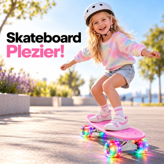 Lachend meisje met helm op een roze skateboard met lichtgevende LED-wielen, rijdend op een zonnig pad.