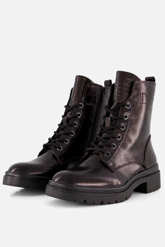 Donkerbruine lakleren veterlaarzen met crocoprint detail en rits, van Tamaris.