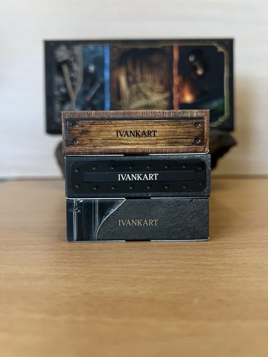 De zijkanten van de Ivankart-kaartspellen in Wood, Metal en Stone & Glass edities met de merknaam.