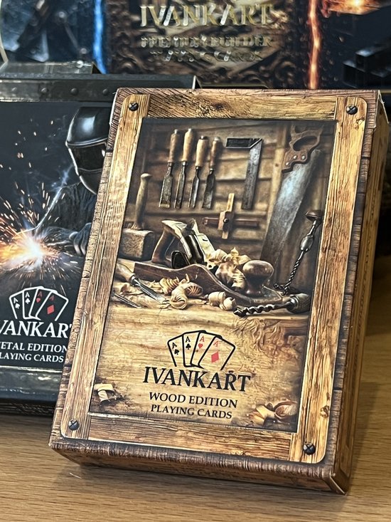 Close-up van het Ivankart Wood Edition-kaartspel met een houten textuur en gereedschap op de verpakking.