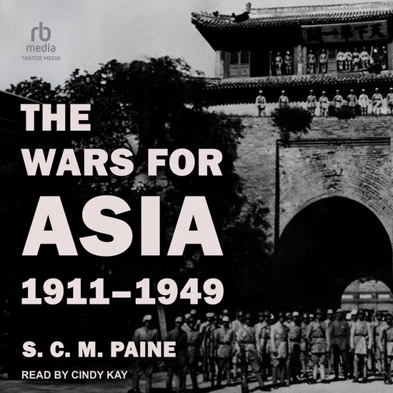 Zwart-wit hoes van het audioboek The Wars for Asia, 1911-1949 door S. C. M. Paine, met soldaten voor een oude poort.