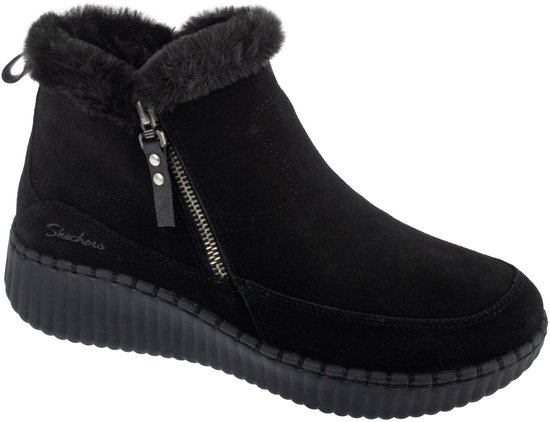 Zwarte suède Skechers enkellaars met imitatiebont, zijrits en een dikke, geribbelde zool.
