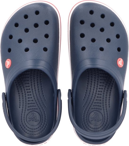 Sandales Crocs Crocband bleu marine pour adultes avec passepoil rouge.
