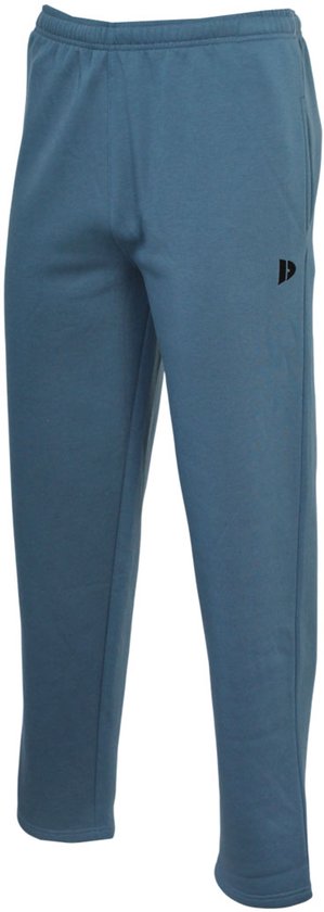 Driekwart aanzicht van een blauwe Donnay joggingbroek met rechte pijpen en een zwart logo op de heup.