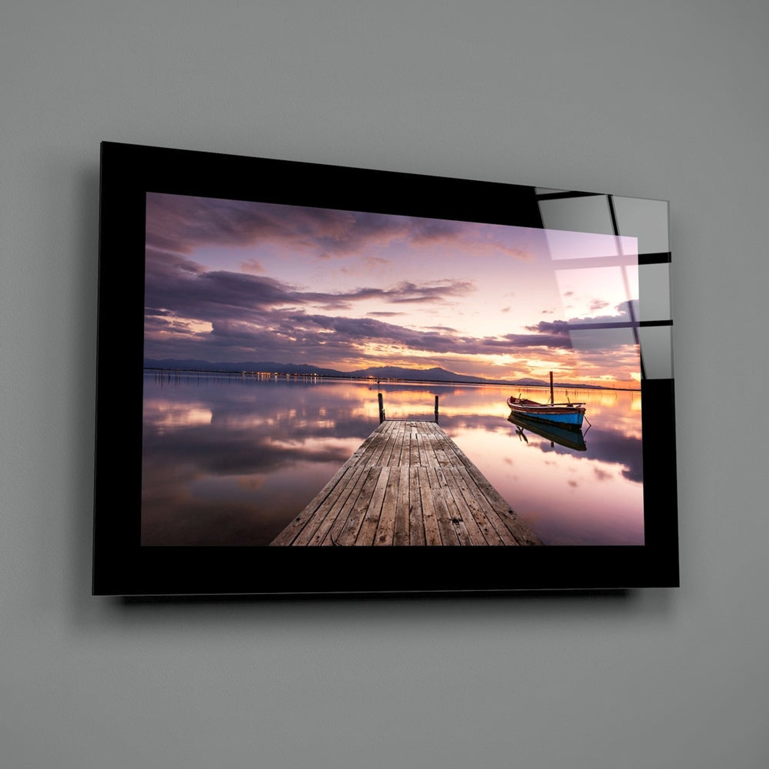 Insigne Art Glasschilderij – Aangemeerde Boot in Paarse Schemering – Decoratieve Kunst aan de Muur Meerkleurig