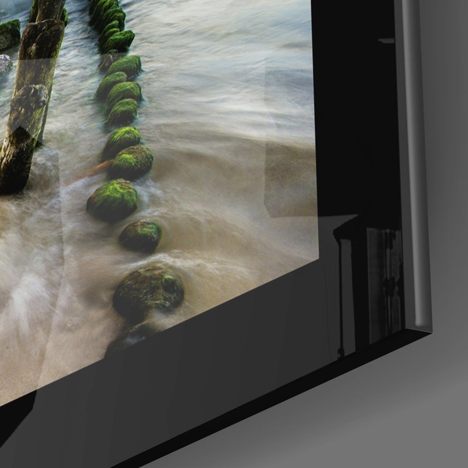 Insigne Art Glasschilderij – Met Mos Bedekte Palen bij Zonsopkomst aan het Strand – Kunstzinnige Wanddecoratie Meerkleurig