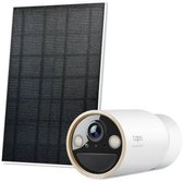 Witte Tapo beveiligingscamera met zonnepaneel, 4K resolutie en ingebouwde schijnwerpers.