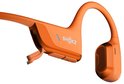 Close-up van de oranje Shokz-hoofdtelefoon met zichtbare bedieningsknoppen en merklogo.