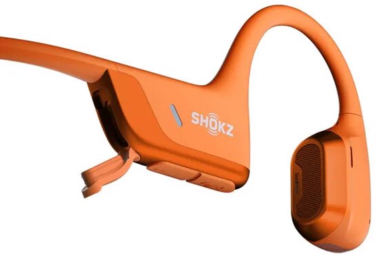 Close-up van de oranje Shokz-hoofdtelefoon met zichtbare bedieningsknoppen en merklogo.