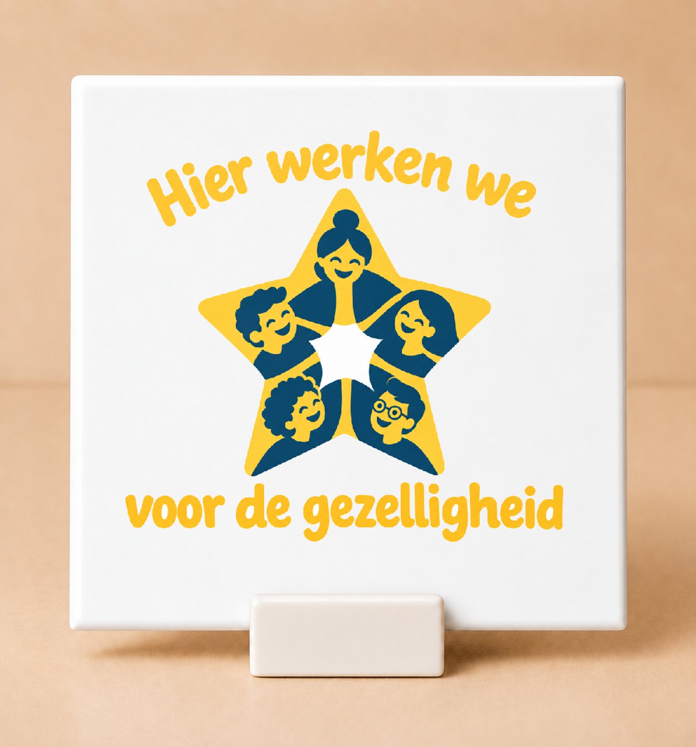 Bedruk King Leuke Tegel 'Ik werk hier alleen voor de kerstborrel' – Humoristische decoratie voor kantoor en thuis - 15 x 15 cm met houder Wit