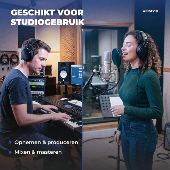 Man die piano speelt en vrouw die zingt in een studio, beide dragen zwarte over-ear koptelefoons.