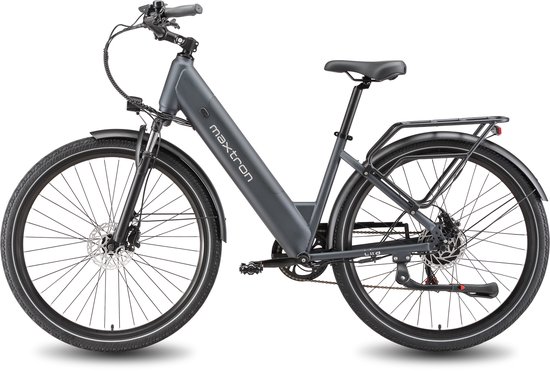 Grijze Maxtron elektrische stadsfiets met lage instap, bagagedrager, schijfremmen en spatborden op een witte achtergrond.