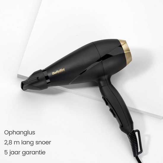 Zwarte BaByliss föhn met gouden accenten, 2,8 meter snoer, ophanglus en 5 jaar garantie.
