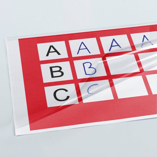 Blad met letters A, B, C in zwarte en blauwe inkt, onder een transparante folie.