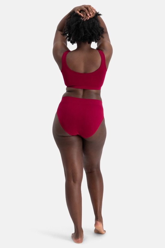 Model op de rug gezien met een rode naadloze bh en bijpassende slip van Bamboo Basics.