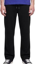 Close-up van een zwarte joggingbroek met trekkoord, gedragen onder een blauw T-shirt.