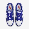 Bovenaanzicht van Nike Dunk Low in blauw en wit met blauwe veters.