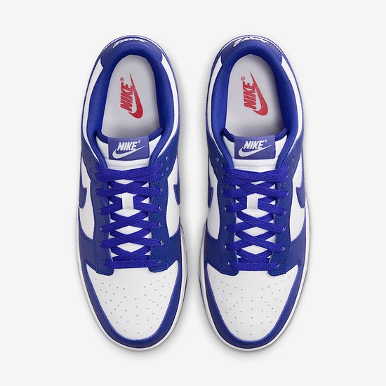 Bovenaanzicht van Nike Dunk Low in blauw en wit met blauwe veters.