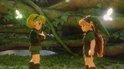 Link en Saria in een bosrijke omgeving met oplichtende feeën, in hun iconische groene tunieken en puntige oren.
