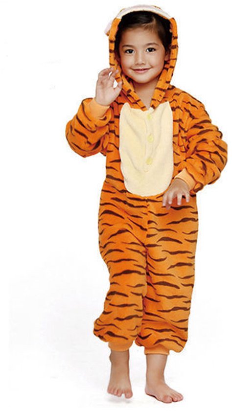 Een jong kind draagt een oranje tijger onesie met zwarte strepen, een capuchon met oortjes en een beige buikpand.