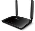 Zwarte TP-Link Archer MR200 4G-router met twee verticale antennes en LED-indicatielampjes op de bovenkant.