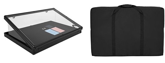 Set van een open displaykoffer en een bijbehorende zwarte draagtas.