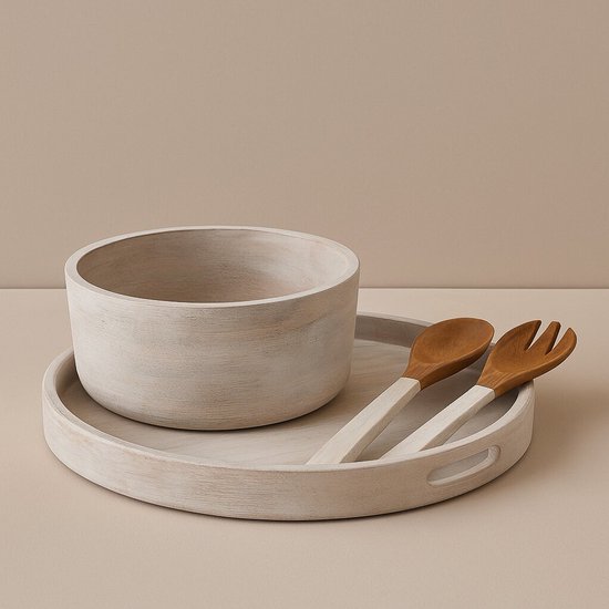 Een ronde, witte houten serveerschaal met een bijpassende ronde serveertray en twee houten serveerlepels met witte handvatten.