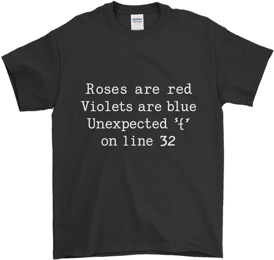 Zwart T-shirt met de tekst 'Roses are red Violets are blue Unexpected '{' on line 32' in witte letters.