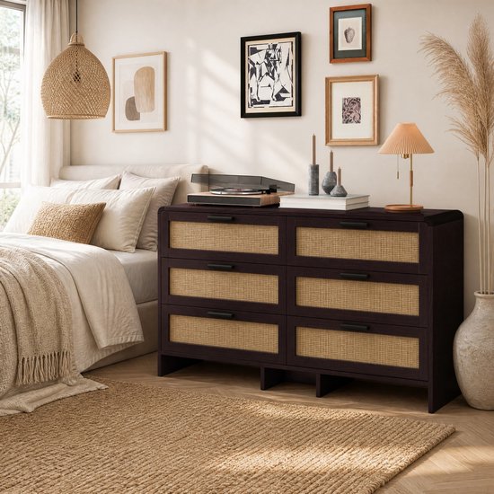 Donkerbruine ladekast met 6 rotan lades in een slaapkamer naast een bed met beige textiel.