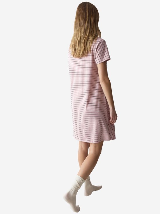 Aanzicht van de achterkant van een model in een roze gestreept nachthemd en witte sokken.